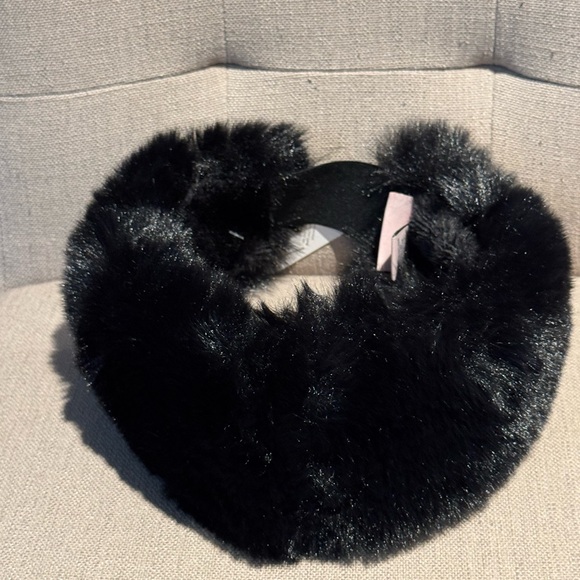 Elegant Black Faux Fur Headband - Picture 3 of 3